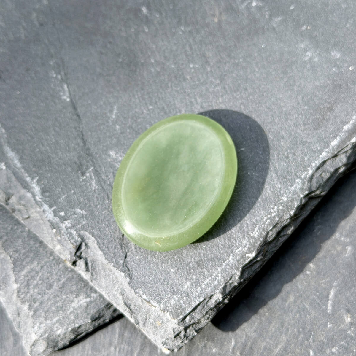 Pierre anti-stress en aventurine verte, worry stone naturelle conçue pour calmer les pensées envahissantes et favoriser le bien-être émotionnel. Format pratique à emporter partout, idéale pour la méditation, la relaxation et un usage quotidien.