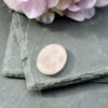 pierre-anti-stress-quartz-rose-lithotherapie Pierre anti-stress en quartz rose naturel pour la lithothérapie, idéale contre l’anxiété et les émotions intenses. Galet lisse avec creux ergonomique pour le pouce, recommandé pour la relaxation, la méditation et un usage quotidien.