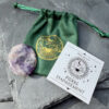 pierre-apaisement-amethyste-galet-a-frotter Galet d’apaisement en améthyste naturelle, pierre à frotter conçue pour calmer les pensées envahissantes et favoriser la sérénité. Format pratique à emporter partout, idéal contre la surcharge mentale et les périodes de stress intense. Produit naturel disponible en e-shop.