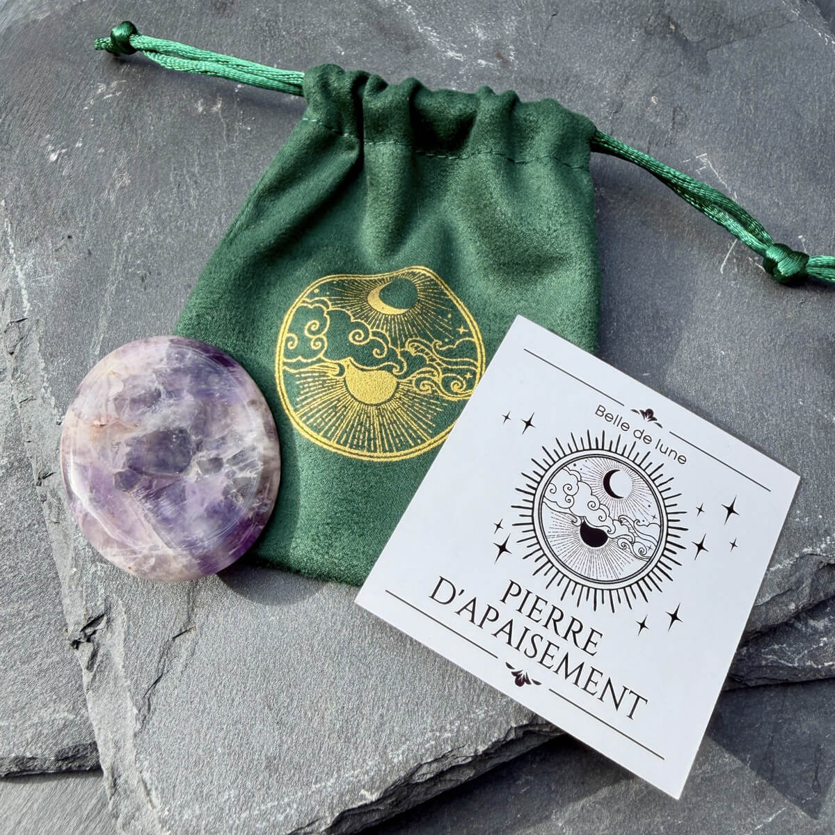 Galet d’apaisement en améthyste naturelle, pierre à frotter conçue pour calmer les pensées envahissantes et favoriser la sérénité. Format pratique à emporter partout, idéal contre la surcharge mentale et les périodes de stress intense. Produit naturel disponible en e-shop.
