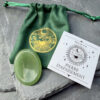 pierre-apaisement-aventurine-verte-a-frotter Pierre d’apaisement en aventurine verte naturelle, galet lisse à frotter pour diminuer le stress, accompagner les périodes de changement et retrouver une énergie harmonieuse. Parfaite pour un cadeau bien-être ou un achat e-commerce en lithothérapie.