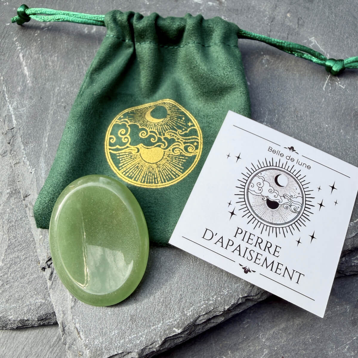 Pierre d’apaisement en aventurine verte naturelle, galet lisse à frotter pour diminuer le stress, accompagner les périodes de changement et retrouver une énergie harmonieuse. Parfaite pour un cadeau bien-être ou un achat e-commerce en lithothérapie.