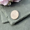 pierre-apaisement-quartz-rose-galet-a-frotter Galet d’apaisement en quartz rose, aussi appelé worry stone, pierre anti-stress naturelle conçue pour apaiser le mental, soulager les tensions et favoriser l’amour de soi. Format pratique à emporter partout, parfait pour un achat bien-être en ligne.
