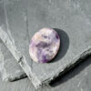 worry-stone-amethyste-bien-etre-sommeil Worry stone en améthyste naturelle, pierre d’apaisement pour réduire le stress, soutenir un sommeil plus serein et encourager la clarté d’esprit. Galet poli de lithothérapie, parfait pour les personnes sensibles recherchant une solution naturelle et authentique en boutique en ligne.