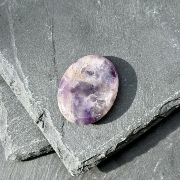 worry-stone-amethyste-bien-etre-sommeil Worry stone en améthyste naturelle, pierre d’apaisement pour réduire le stress, soutenir un sommeil plus serein et encourager la clarté d’esprit. Galet poli de lithothérapie, parfait pour les personnes sensibles recherchant une solution naturelle et authentique en boutique en ligne.