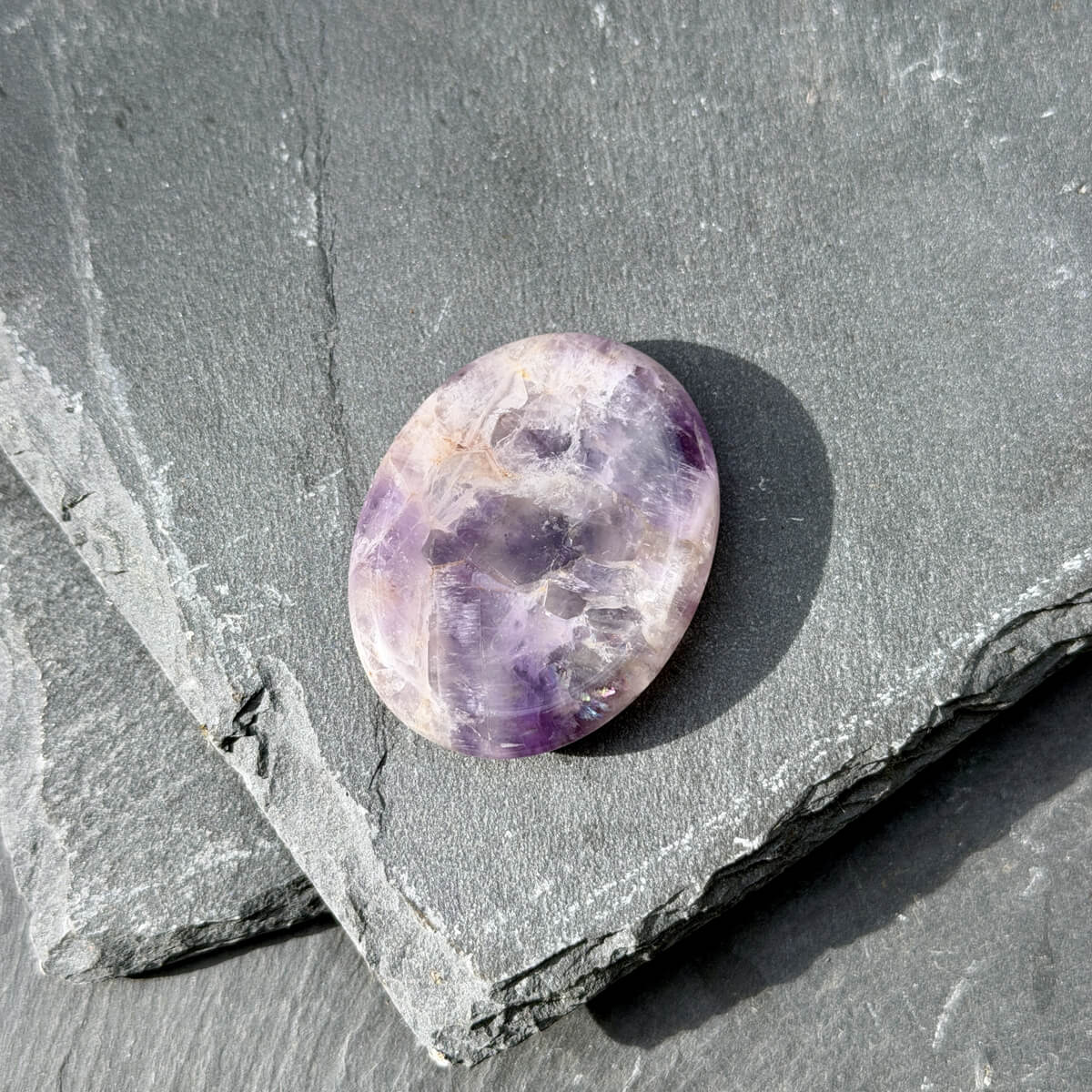 Worry stone en améthyste naturelle, pierre d’apaisement pour réduire le stress, soutenir un sommeil plus serein et encourager la clarté d’esprit. Galet poli de lithothérapie, parfait pour les personnes sensibles recherchant une solution naturelle et authentique en boutique en ligne.