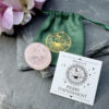 worry-stone-quartz-rose-bien-etre-emotionnel Worry stone en quartz rose naturel, pierre d’apaisement pour calmer le stress et favoriser le bien-être émotionnel. Galet poli adapté aux personnes sensibles recherchant une solution naturelle pour retrouver calme, douceur et équilibre intérieur.