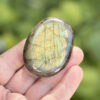 galet-labradorite-multicolore-vue-profil-bleu-ardoise-ombre-florale Galet en labradorite arc-en-ciel