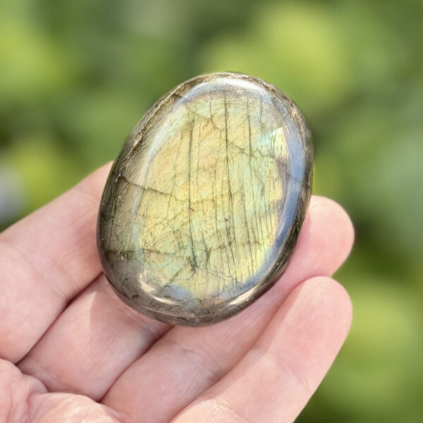 galet-labradorite-multicolore-vue-profil-bleu-ardoise-ombre-florale Galet en labradorite arc-en-ciel