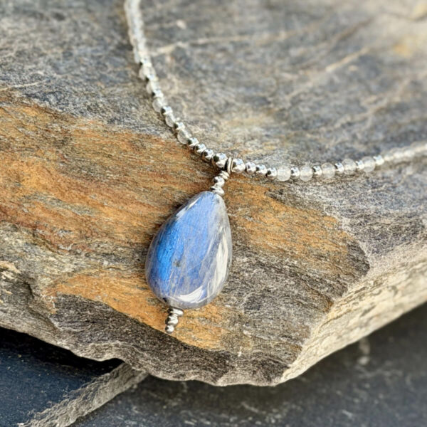 collier-labradorit-femme-belle-lune-3262 collier en labradorite pour les femmes Belle de lune