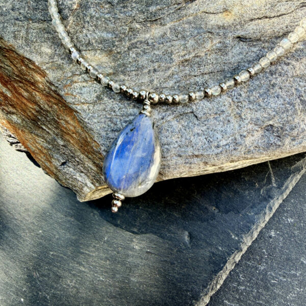 collier-labradorit-femme-belle-lune-3268 collier en labradorite pour les femmes Belle de lune