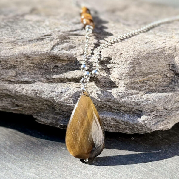 collier-femme-oeil-tigre-belle-de-lune_4729 collier pour femme avec œil de tigre