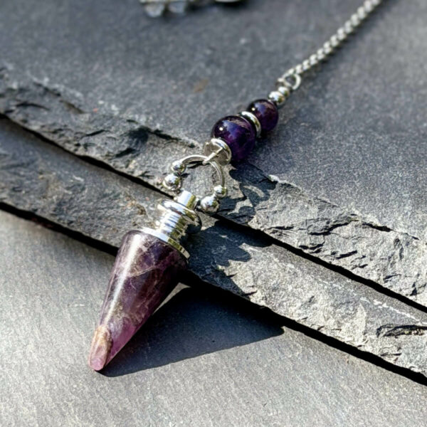 pendule-voyance-amethyste-gros-plan_4618 pendule divinatoire en améthyste Belle de lune